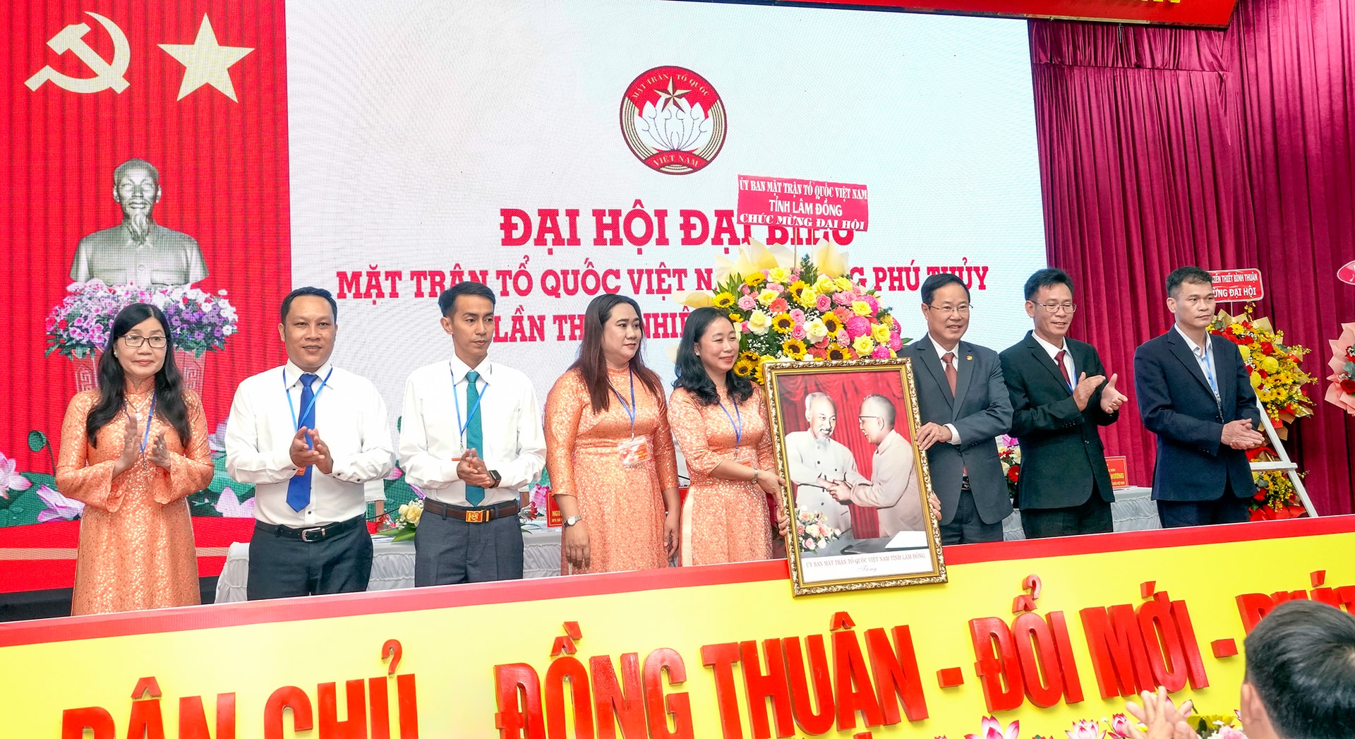 Ông Phạm Triều - Ủy viên Ban Thường vụ Tỉnh ủy - Phó Chủ tịch Thường trực Ủy ban MTTQ Việt Nam tỉnh tặng hoa và bức ảnh Bác Hồ - Bác Tôn chúc mừng đại hội