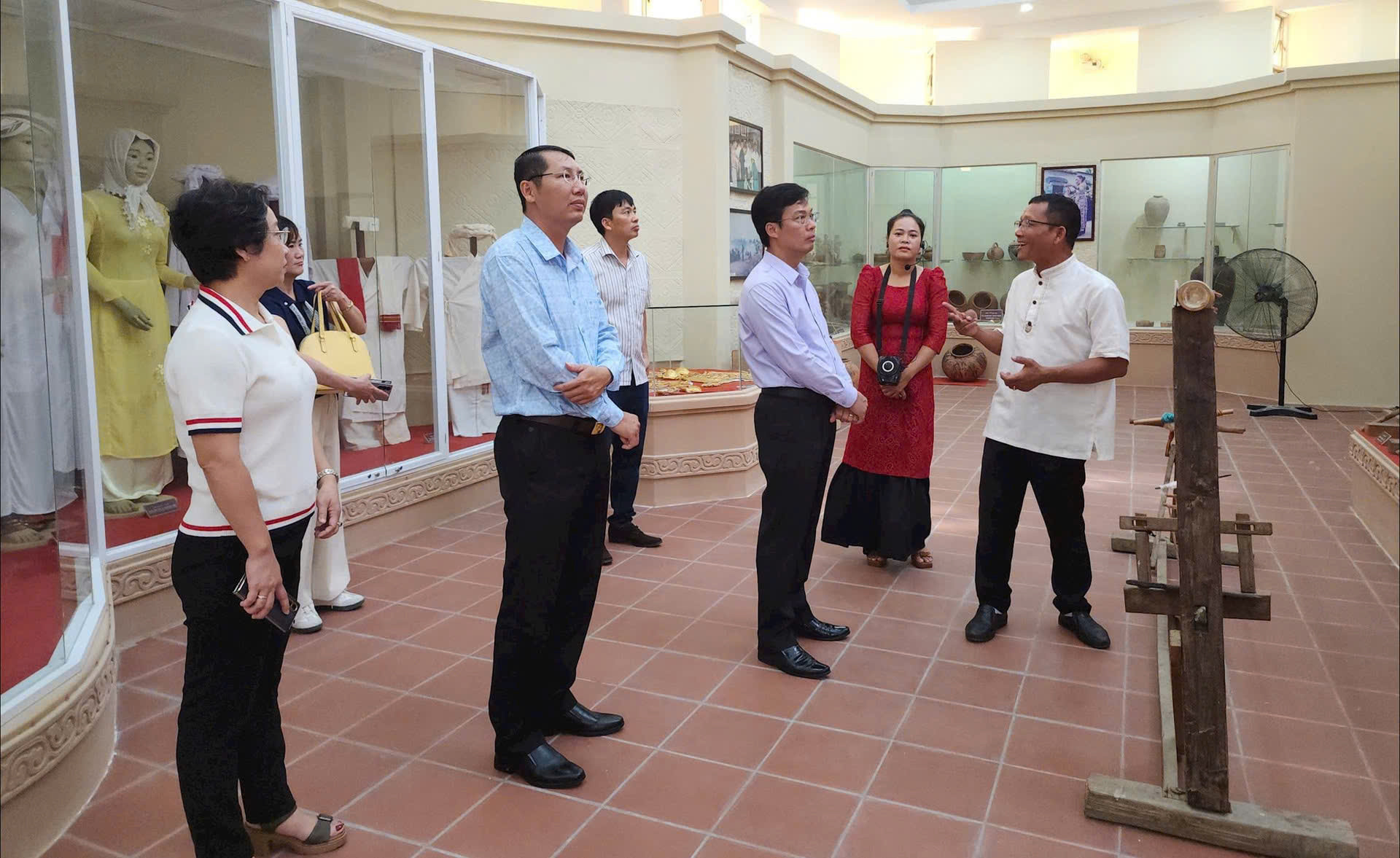 Phó Chủ tịch UBND tỉnh cùng lãnh đạo Sở Văn hóa Thể thao và du lịch tham quan Bảo tàng
