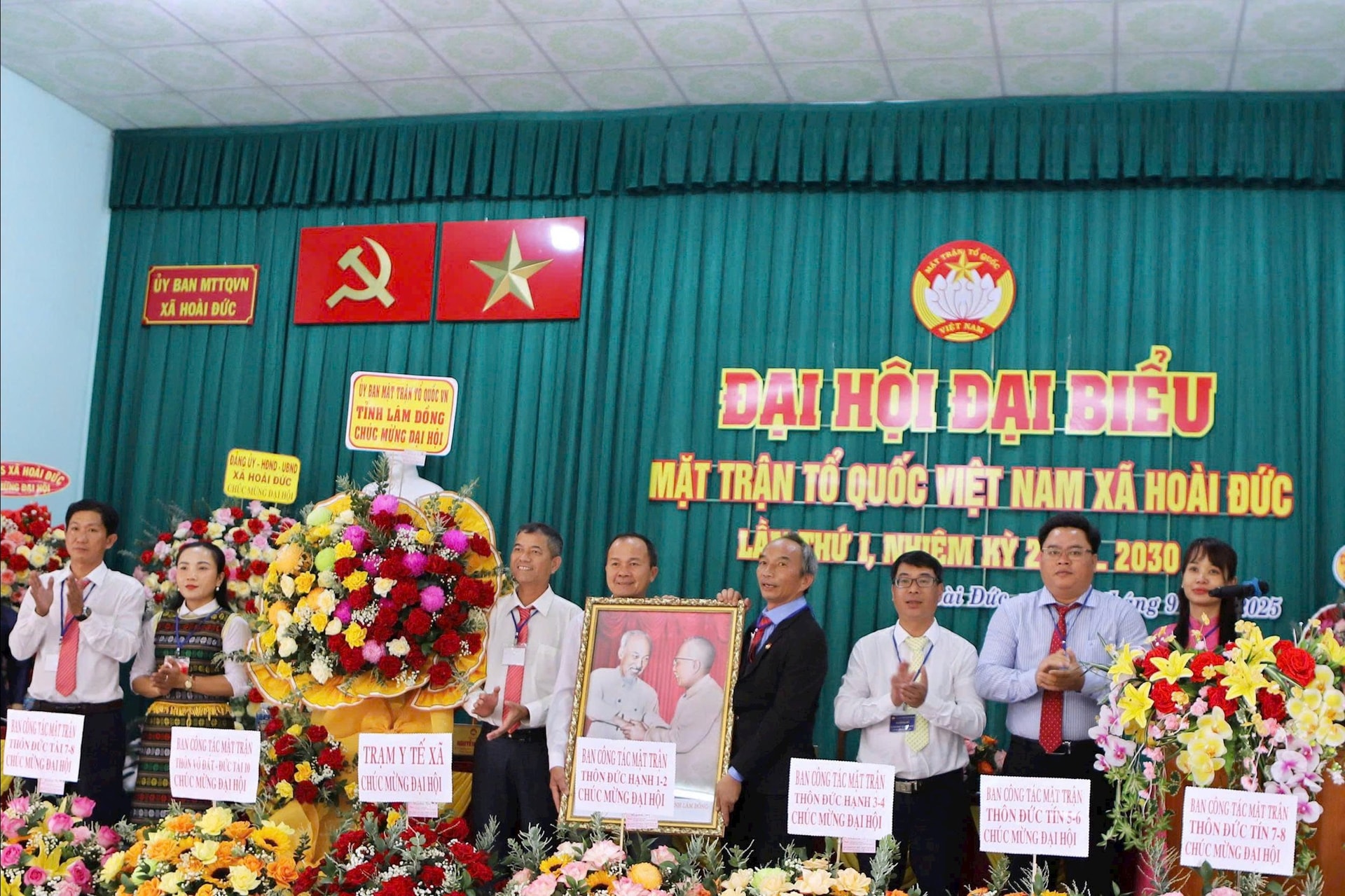 រណសិរ្សមាតុភូមិវៀតណាមខេត្តបានជូនកម្រងផ្កា និងរូបភាពលោកពូ ហូ ដល់រណសិរ្សមាតុភូមិវៀតណាម ឃុំ Hoai Duc។