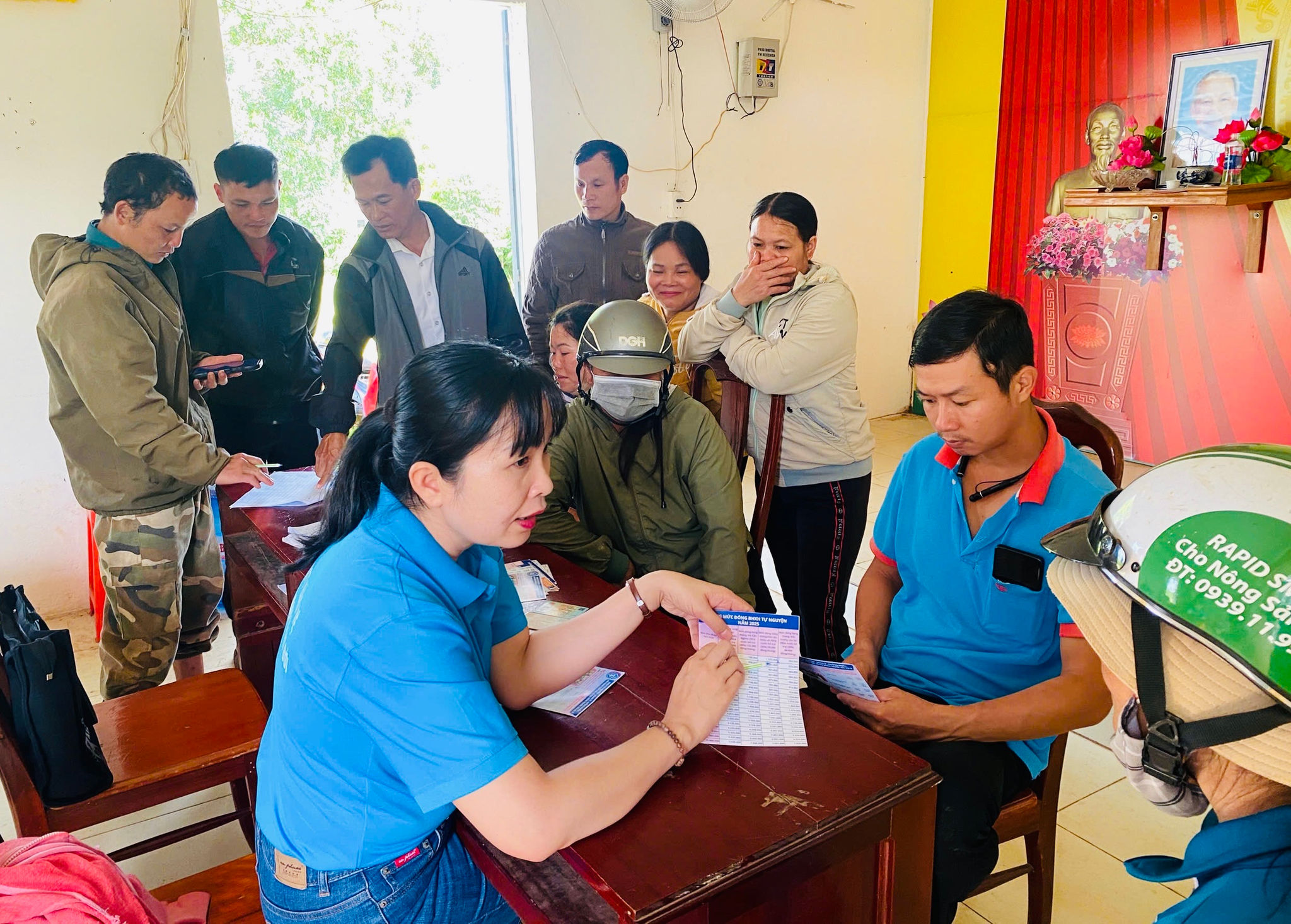 Nhân viên BHXH cơ sở Thuận An thực hiện tuyên truyền tới người dân vùng đồng bào dân tộc thiểu số xã Đắk Mil