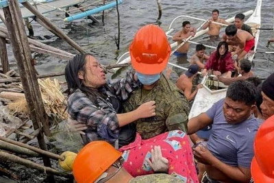 Các binh sĩ hỗ trợ người dân di chuyển khi bão Bualoi đổ bộ vào tỉnh Samar, Philippines ngày 26/9/2025. Ảnh: THX/TTXVN) 