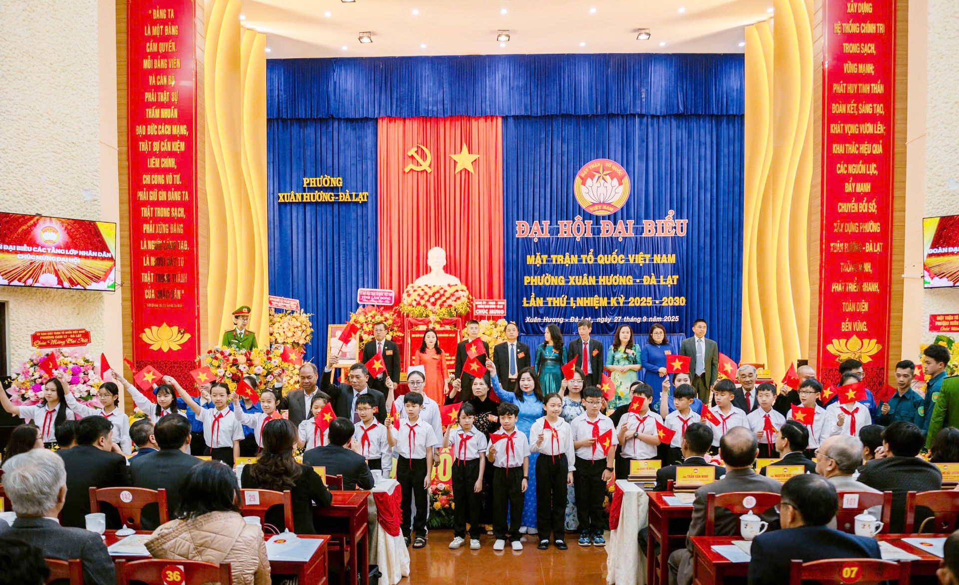 doan-dai-bieu-chuc-mung-dai-hoi(1).jpg