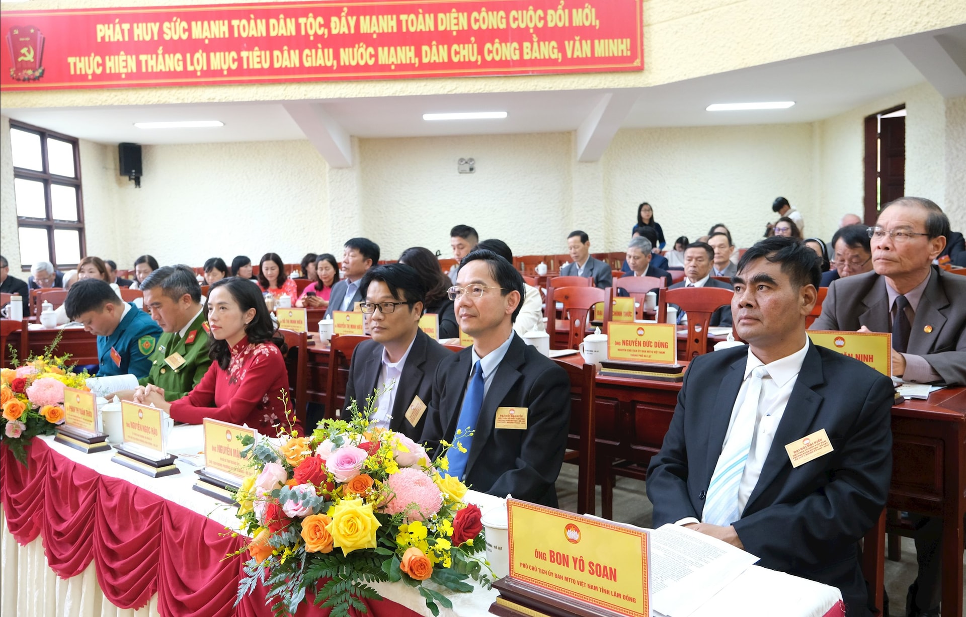 សមមិត្ត Bon Yo Soan អនុប្រធានគណៈកម្មាធិការរណសិរ្សមាតុភូមិវៀតណាមខេត្ត និងថ្នាក់ដឹកនាំមូលដ្ឋានបានចូលរួមមហាសន្និបាត។