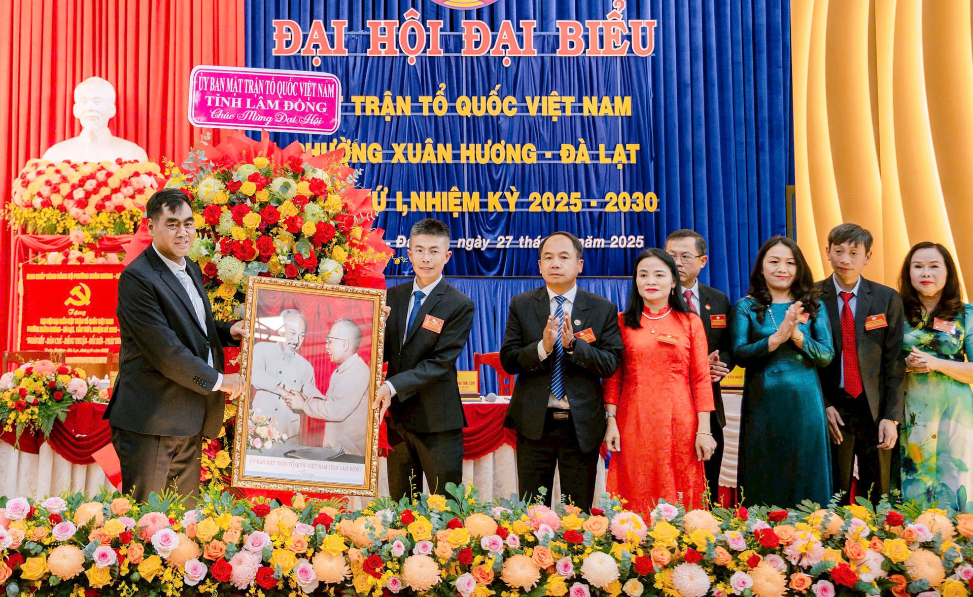 uy-ban-mttq-viet-nam-tinh-tang-hoa-chuc-mung-dai-hoi(1).jpg