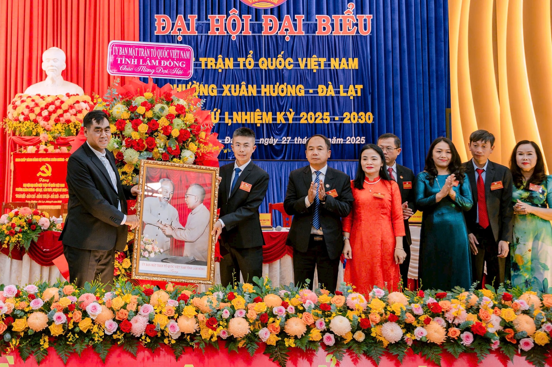 គណៈកម្មាធិការមជ្ឈិមរណសិរ្សមាតុភូមិវៀតណាមខេត្ត ជូនកម្រងផ្កាអបអរសាទរមហាសន្និបាត។