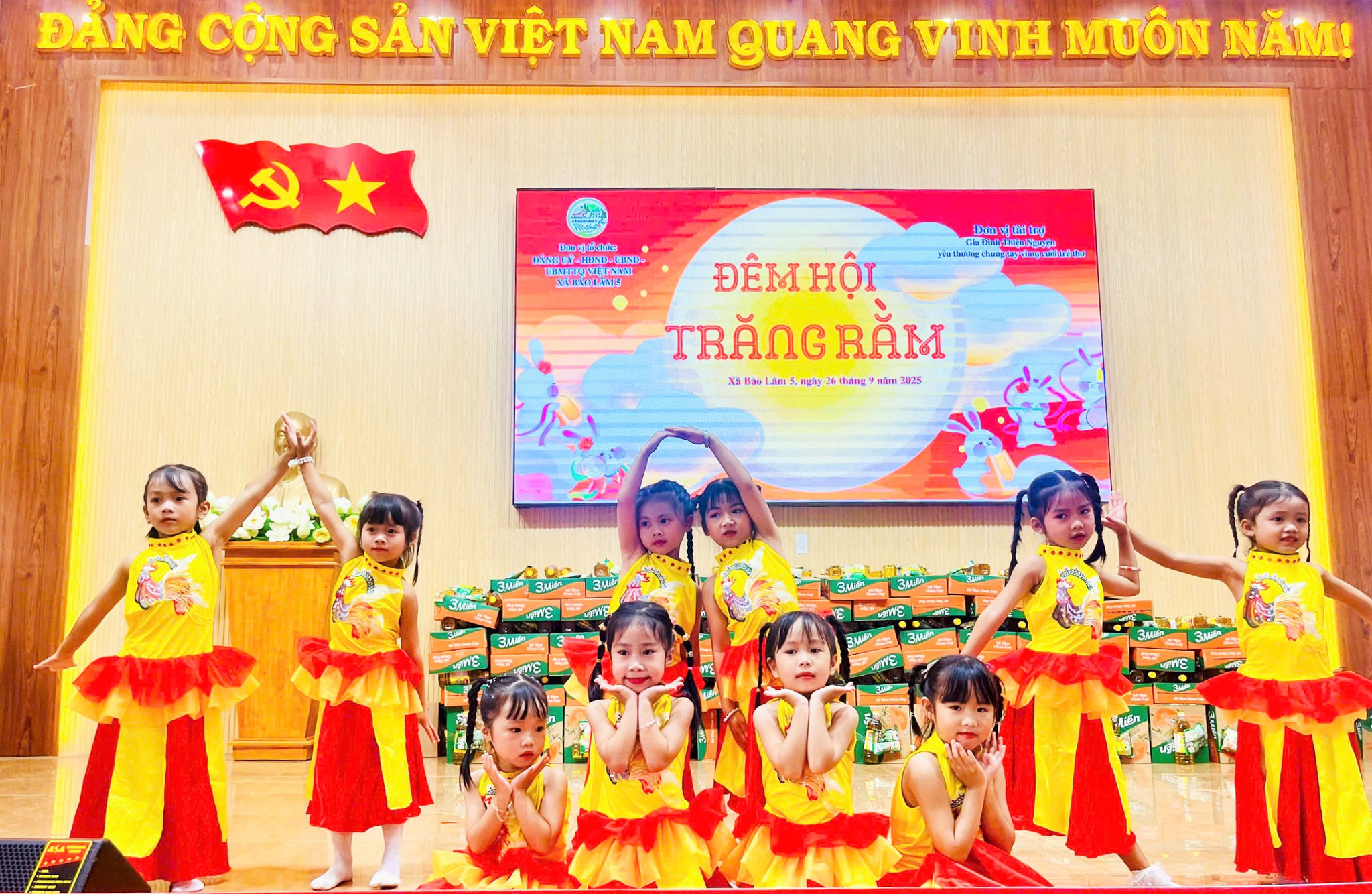 Các cháu thiếu nhi biểu diễn văn nghệ tại Chương trình