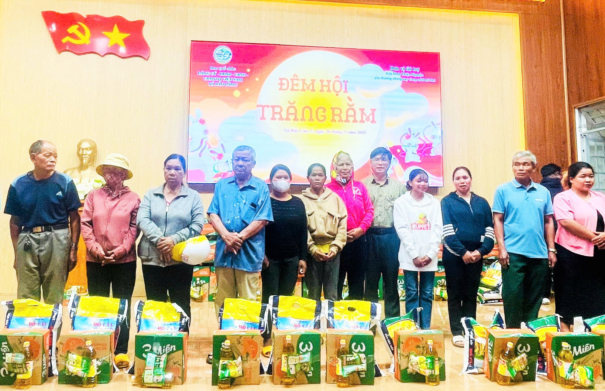 Lãnh đạo xã Bảo Lâm 5 cùng đại diện nhà hảo tâm trao tặng quà cho bà con đồng bào dân tộc thiểu số tại Chương trình