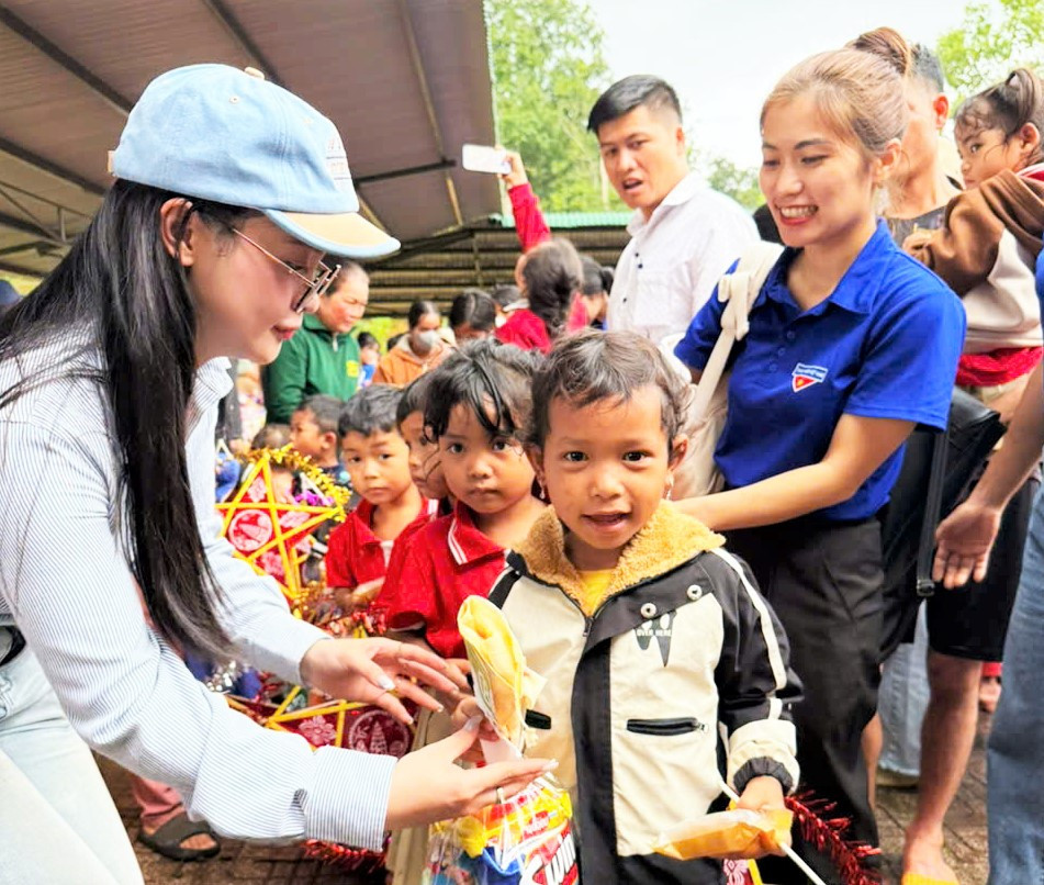 Các cháu thiếu nhi vui tươi nhận quà trung thu tại Chương trình