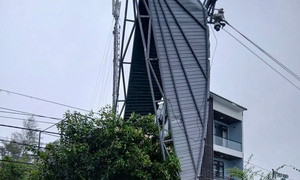 Bão số 10 cuốn bay mái nhà, quật đổ cây ở Huế, dân Quảng Trị vào hầm trú ẩn