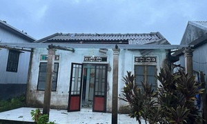 Bão Bualoi chưa đổ bộ, lốc xoáy đã cuốn bay hơn 70 mái nhà ở Huế 