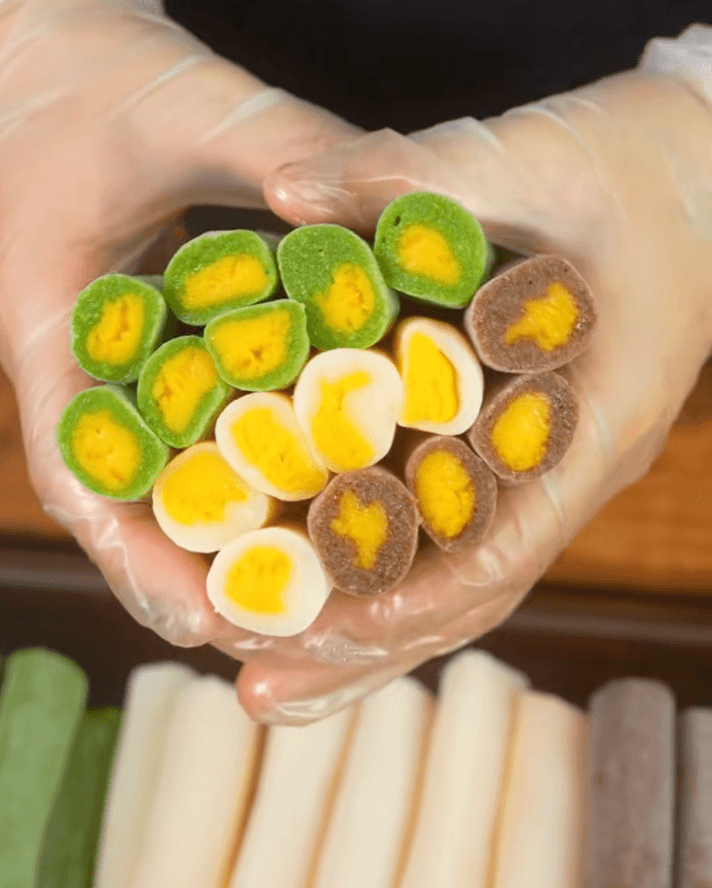Vỏ bánh có thể mang hương vị matcha, cacao, hoặc đơn giản là bột bánh dẻo truyền thống. (Ảnh: Chu Quyên)