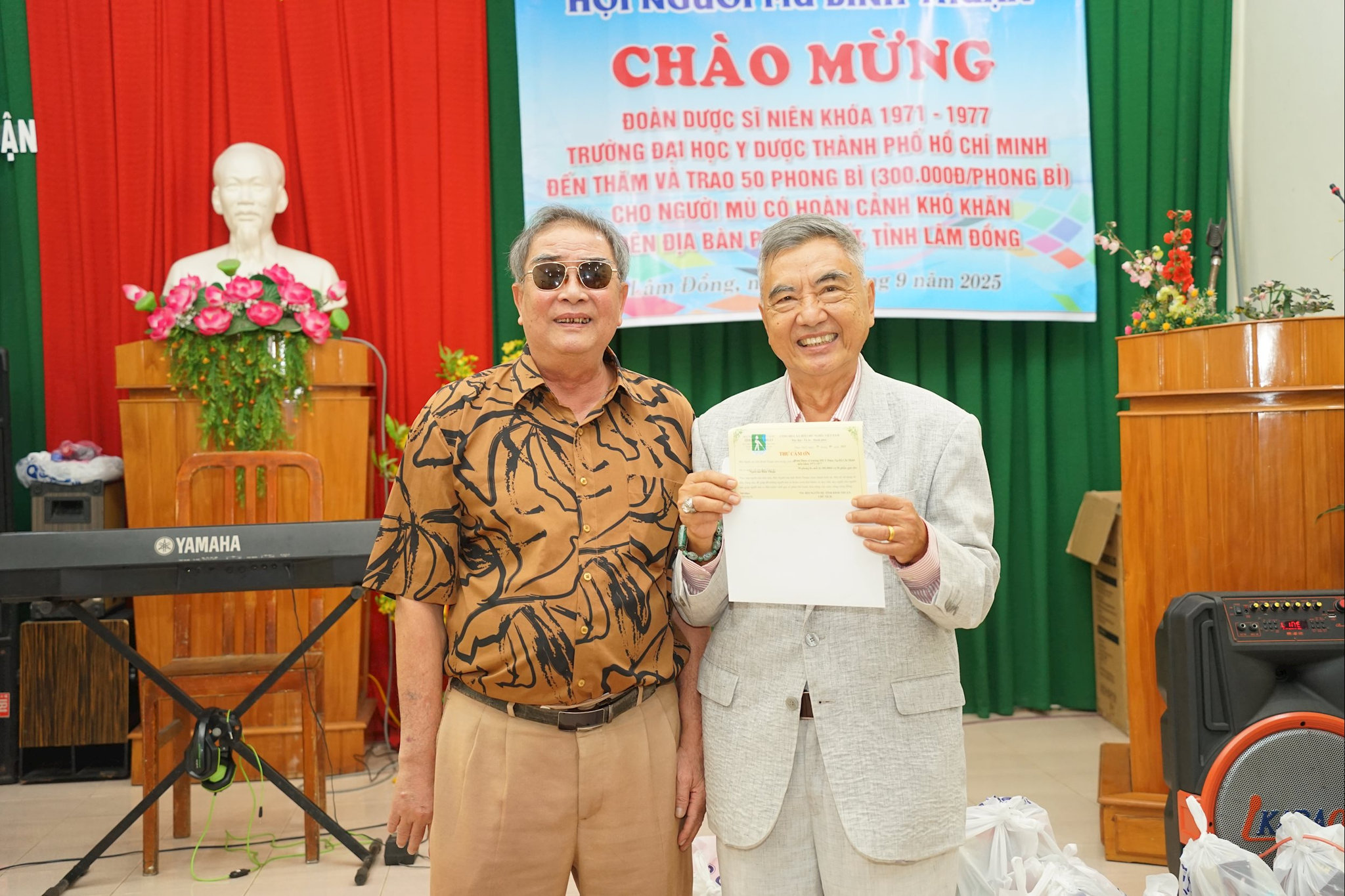 Đại diện Hội Người mù Lâm Đồng trao thư cảm ơn cho đoàn
