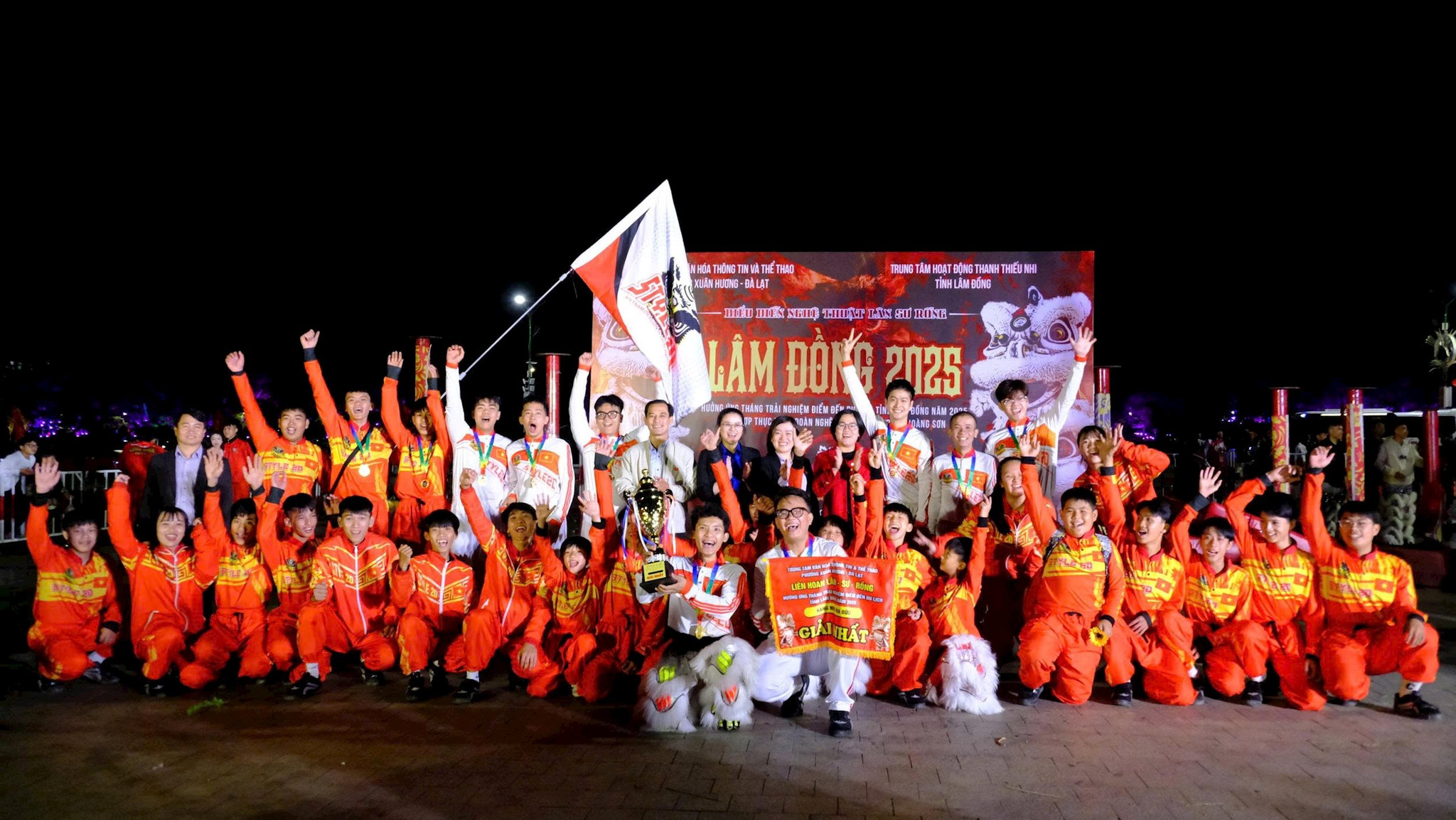 Ban tổ chức trao giải cho phần thi xuất sắc