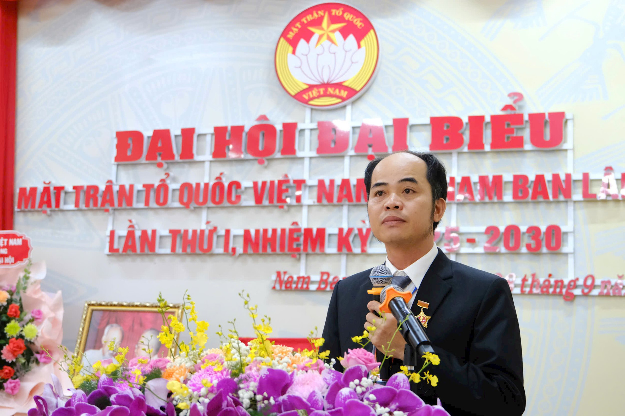 Đồng chí Nguyễn Trọng Ân, Chủ tịch Uỷ ban MTTQ Việt Nam xã Nam Ban Lâm Hà báo cáo tại Đại hội