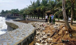 Kè biển Thanh Hóa bị bão số 5 phá, chưa kịp khắc phục lại bị bão số 10 uy hiếp
