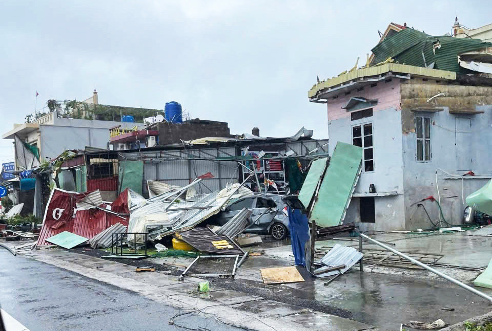 Khung cảnh tan hoang khi lốc xoáy quét qua.