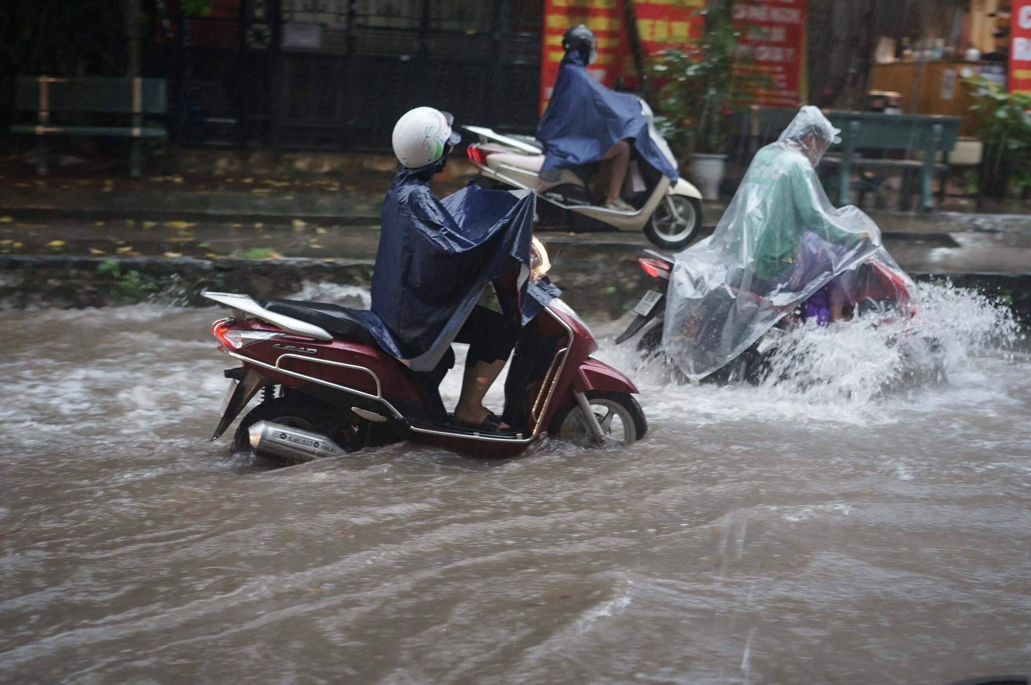 Hà Nội, nhiều tỉnh Bắc Bộ và Thanh Hóa mưa lớn. (Ảnh: Xuân Phú)