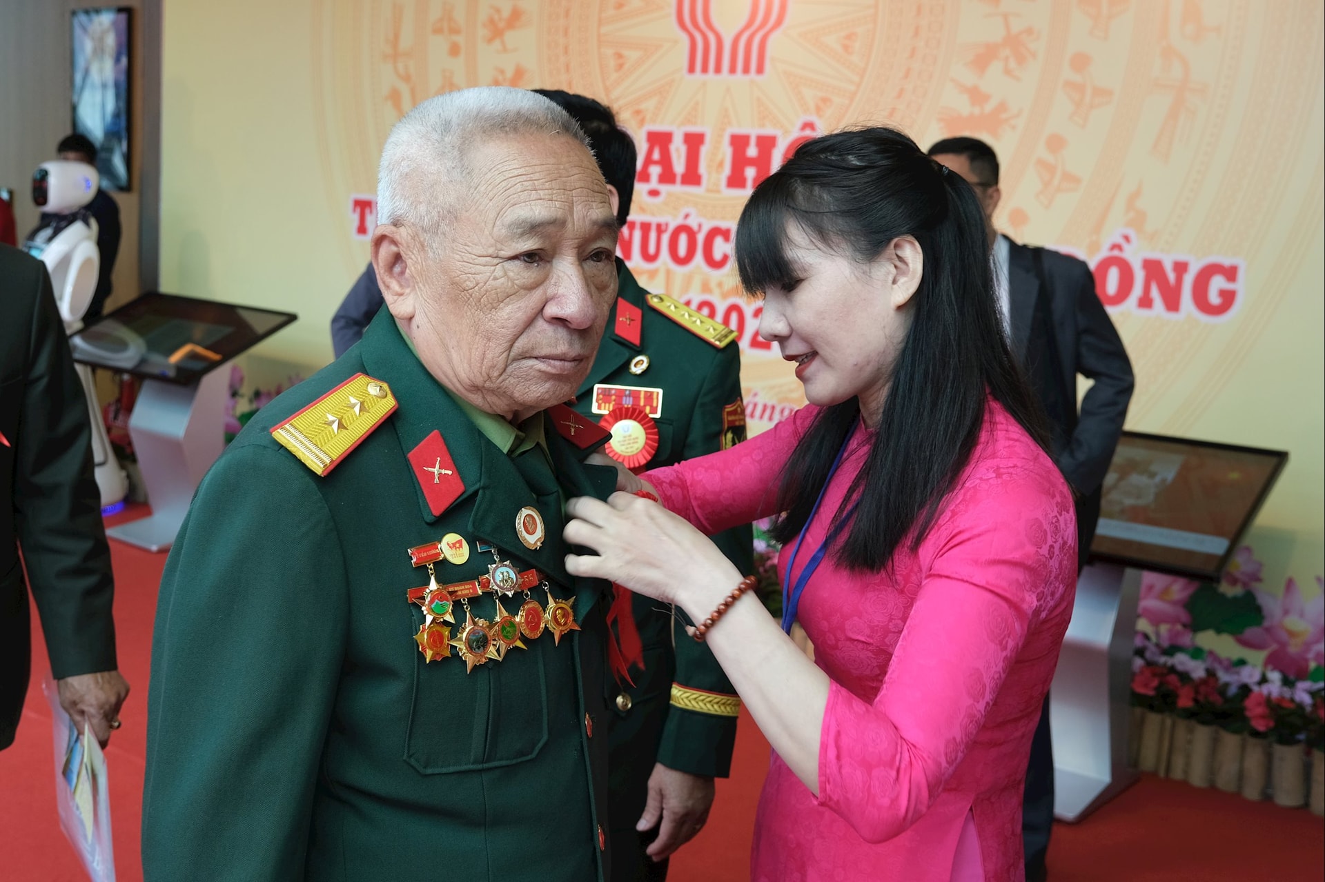វីរៈបុរសនៃកងកម្លាំងប្រដាប់អាវុធប្រជាជន Hoang Van Kien បានចូលរួមសមាជ