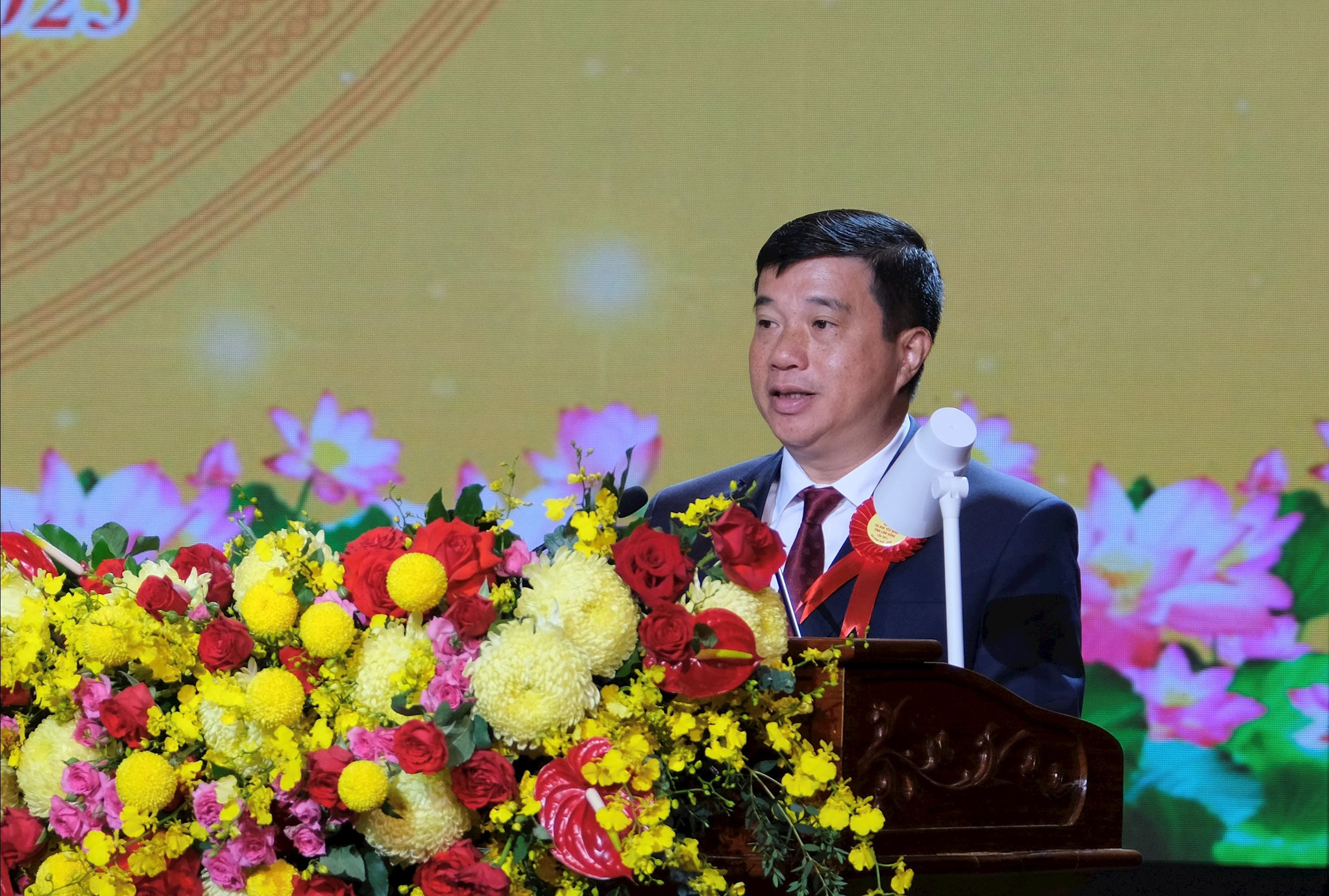 Đồng chí Y Thanh Hà Niê Kđăm, Ủy viên Ban Chấp hành Trung ương Đảng, Bí thư Tỉnh ủy, Trưởng Đoàn ĐBQH tỉnh phát biểu tại Đại hội