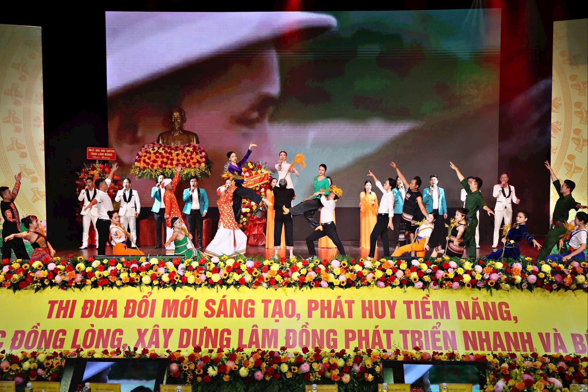 Văn nghệ chào mừng đại hội