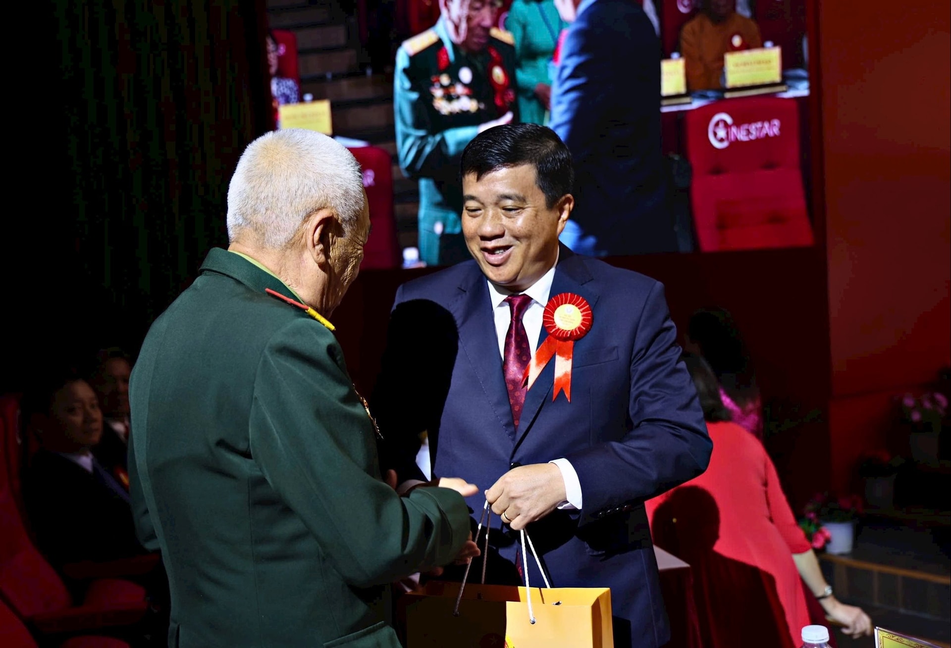 Đồng chí Y Thanh Hà Niê Kđăm, Ủy viên Ban Chấp hành Trung ương Đảng, Bí thư Tỉnh ủy, Trưởng Đoàn ĐBQH tỉnh thăm hỏi, tặng quà Anh hùng Lực lượng Vũ trang Nhân dân Hoàng Văn Kiền