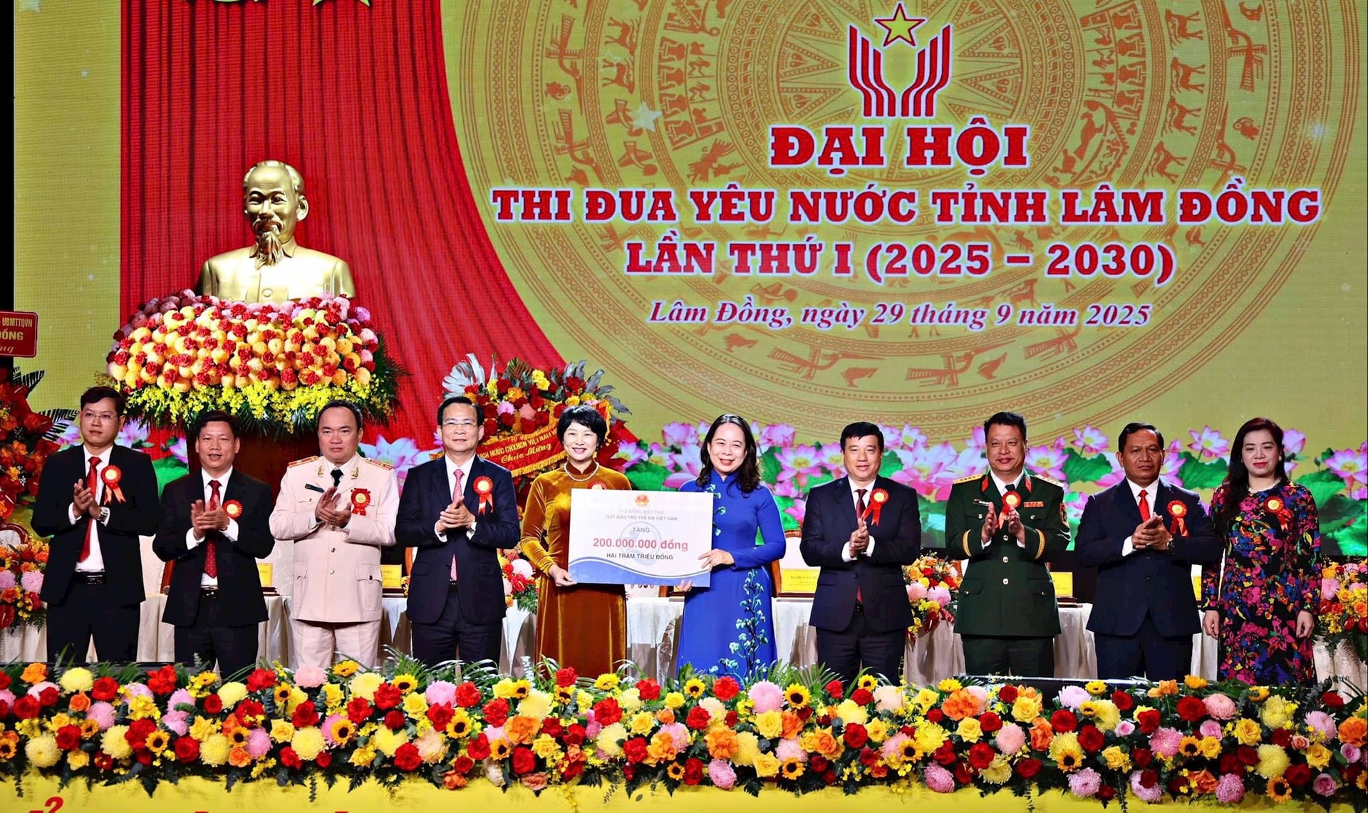 Ủy viên Trung ương Đảng, Phó Chủ tịch nước Cộng hòa xã hội chủ nghĩa Việt Nam Võ Thị Ánh Xuân trao tặng quà tới trẻ em có hoàn cảnh khó khăn 