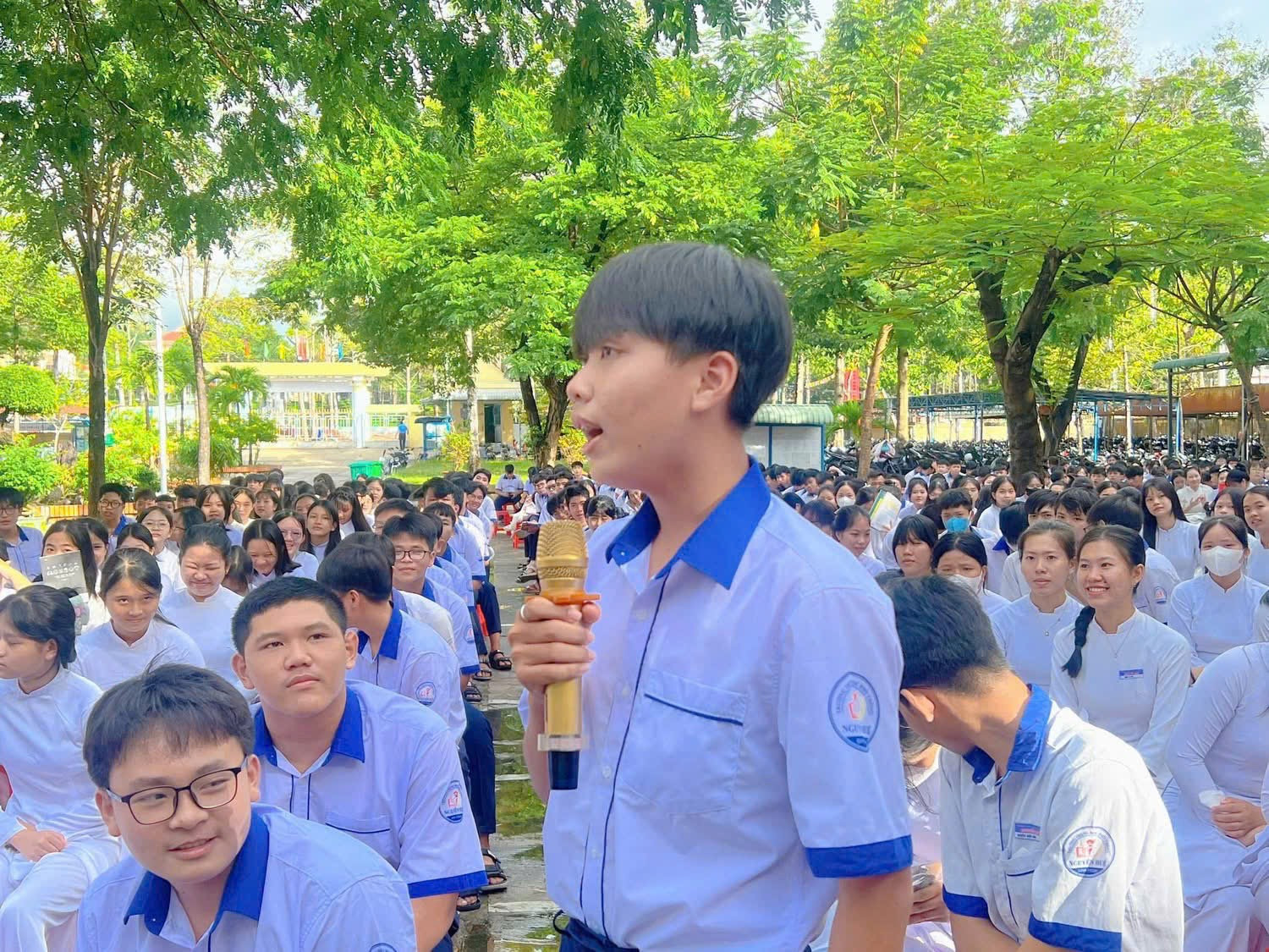 Học sinh Trường THPT La Gi hào hứng trả lời câu hỏi về an toàn giao thông