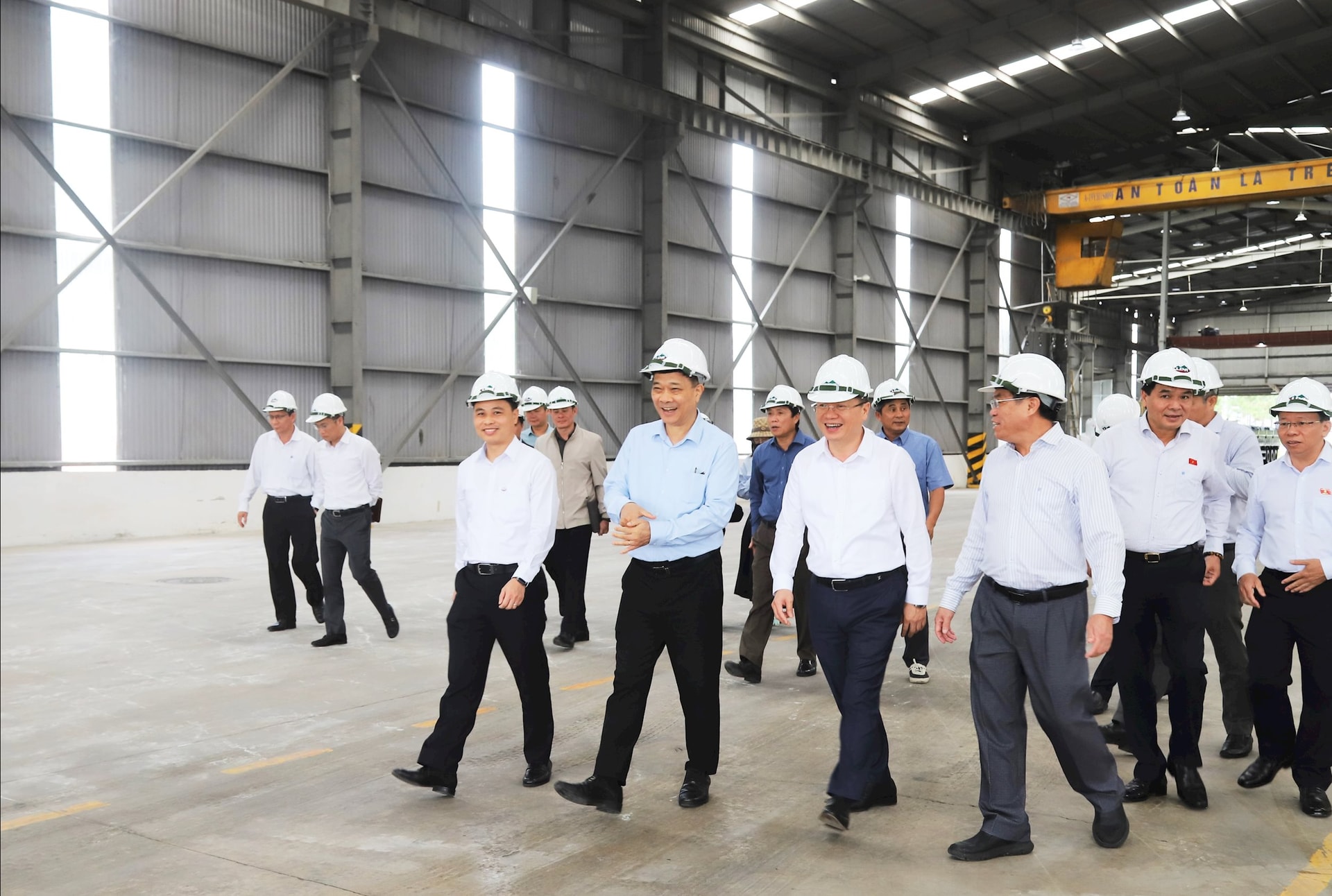 អនុប្រធានរដ្ឋសភា និងគណៈប្រតិភូបានចុះពិនិត្យស្ថានភាពជាក់ស្តែងនៅរោងចក្រអាលុយមីញ៉ូម។