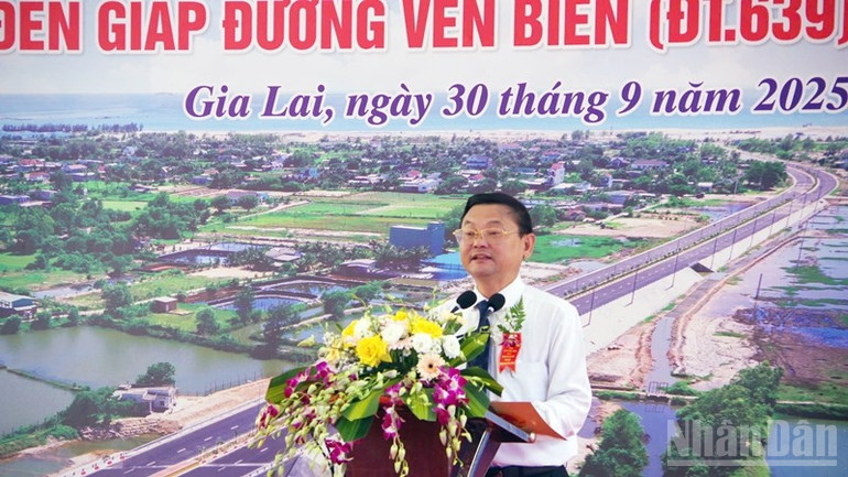 Phó Chủ tịch Ủy ban nhân dân tỉnh Gia Lai Nguyễn Tự Công Hoàng phát biểu tại buổi lễ. ndo_br_z7064920090103-9f6ad1df9924832f054000a8e9baf69a.jpg