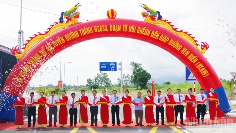 Lãnh đạo tỉnh Gia Lai cắt băng khánh thành dự án. ndo_br_z7064920094211-6342f033a769ede91581d69db77e61fc-2527.jpg
