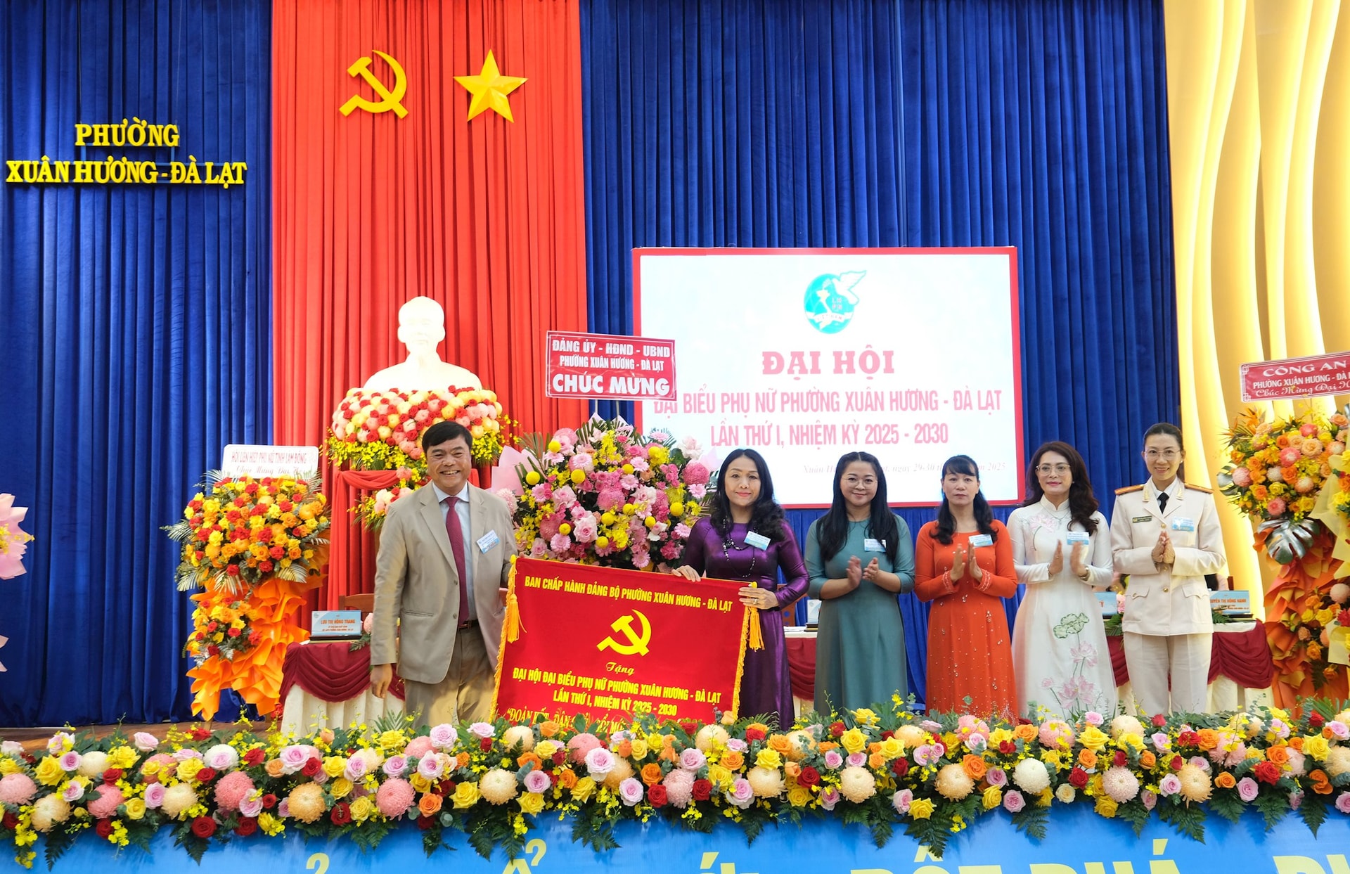 O Comitê Executivo do Comitê do Partido do Distrito de Xuan Huong, Da Lat, apresentou flores para parabenizar o Congresso.