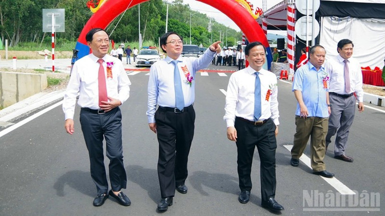 Bí thư Tỉnh ủy Gia Lai Hồ Quốc Dũng (thứ hai, từ trái sang) cho biết, dự án sẽ là tiền đề để phát triển kinh tế-xã hội địa phương. ndo_br_z7064929322314-78320443ec24b3bb0dfafb9f3830f22f.jpg