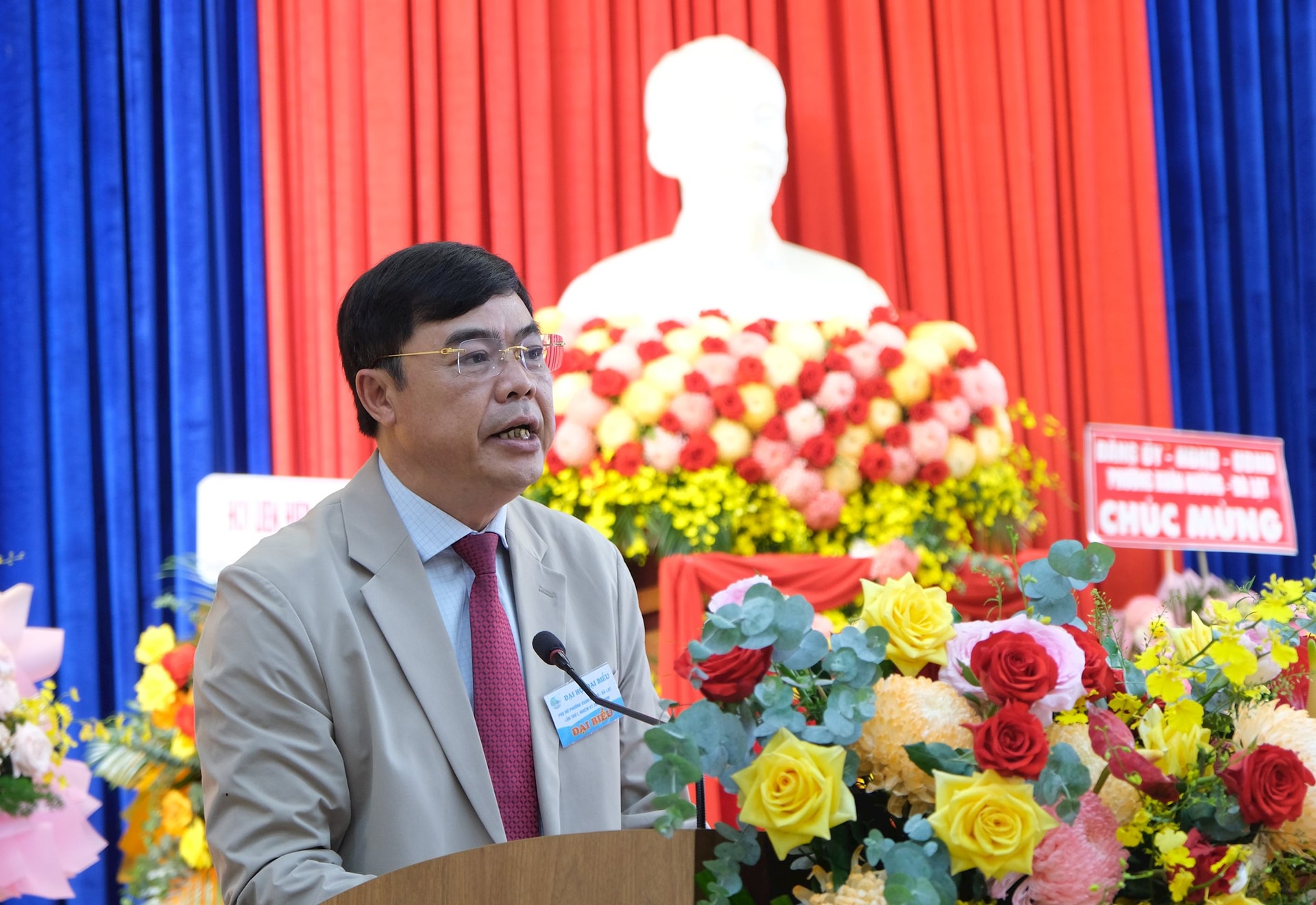 Secretário do Comitê do Partido do Distrito Xuan Huong, Da Lat Dang Duc Hiep discursa no Congresso
