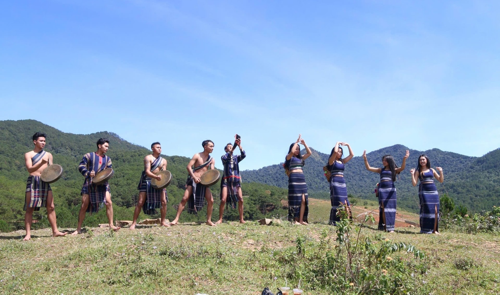 cac-chang-trai-va-son-nu-k-ho-trong-tieng-chieng-ngan-dieu-mua.jpg