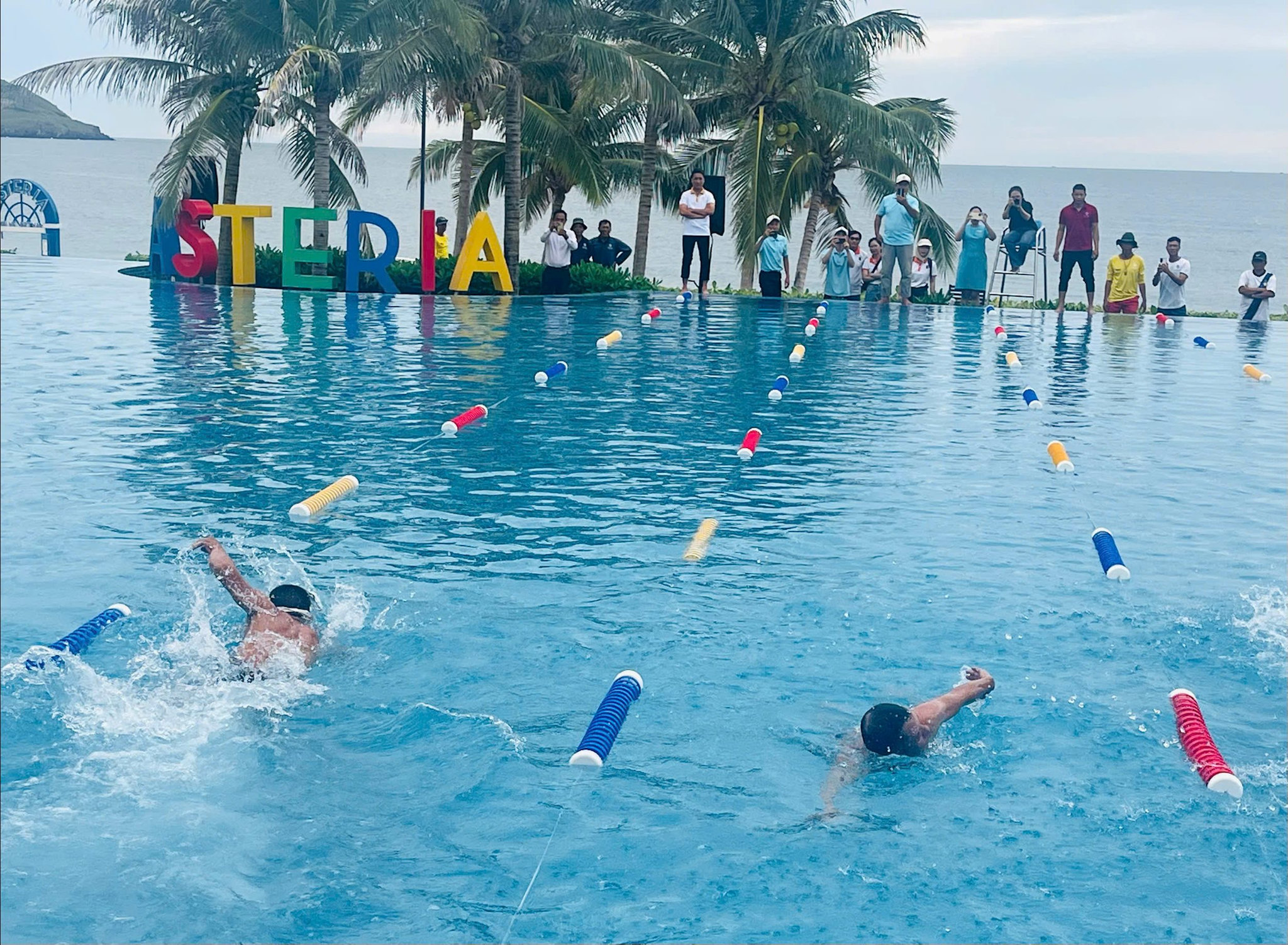 Các vận động viên tranh tài ở môn bơi