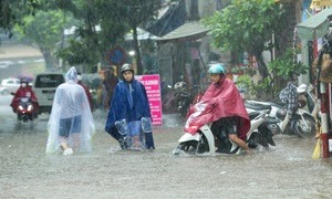 Mưa vẫn xối xả không ngừng, chiều tối nay Hà Nội diễn biến ngập úng thế nào?
