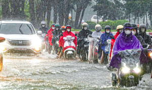 Hà Nội mưa xối xả, nhiều nơi miền Bắc ngập quá đầu sau bão số 10
