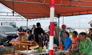 Lật thuyền khiến 2 bà cháu ở Thanh Hóa chết, mất tích trên đường tránh lũ
