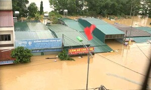 Nước thượng nguồn đổ về, ngập ngang mái nhà ở Nghệ An 