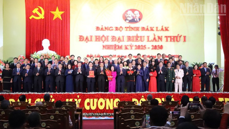Ban Chấp hành, Ban Thường vụ Tỉnh ủy Đắk Lắk nhiệm kỳ 2025-2030 ra mắt và nhận nhiệm vụ. ndo_tr_img-5881-9796.jpg