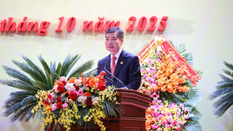 Phó Bí thư Tỉnh ủy, Chủ tịch Ủy ban nhân dân tỉnh Đắk Lắk Tạ Anh Tuấn trình bày Báo cáo chính tại Đại hội. img-651711-3903.jpg