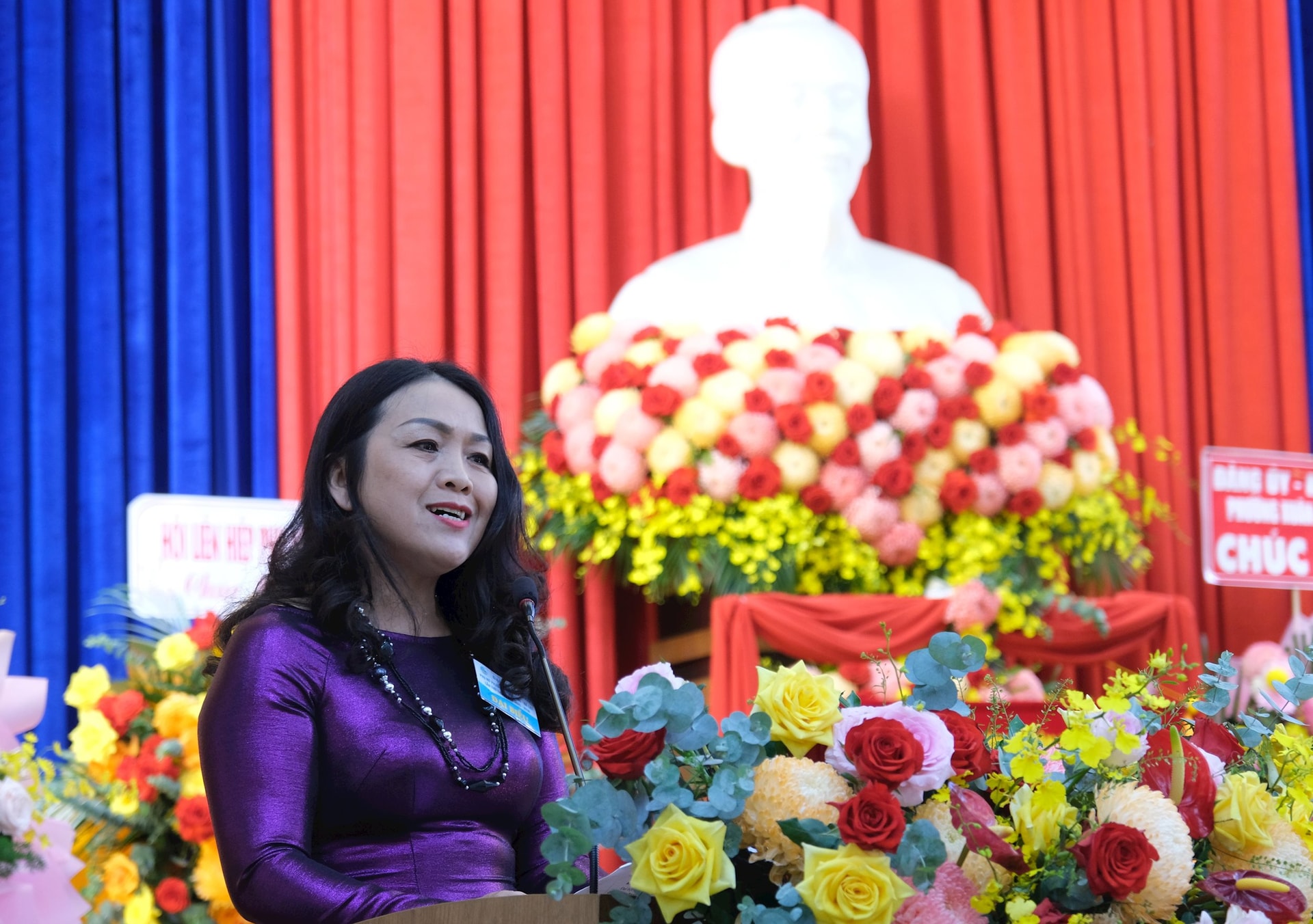 A presidente da União das Mulheres do bairro Xuan Huong, Da Lat, Tran Truong Thi Thien Tra, fez o discurso de abertura do Congresso.