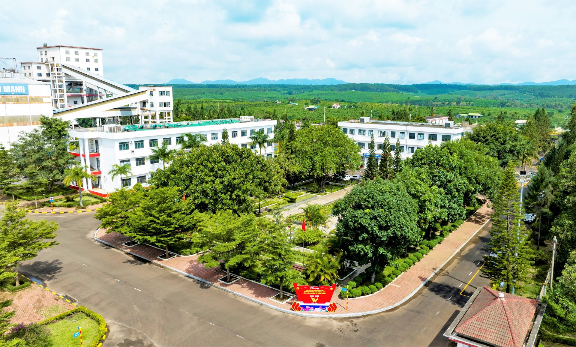 សួនសំលៀកបំពាក់ Lam Dong Alumina