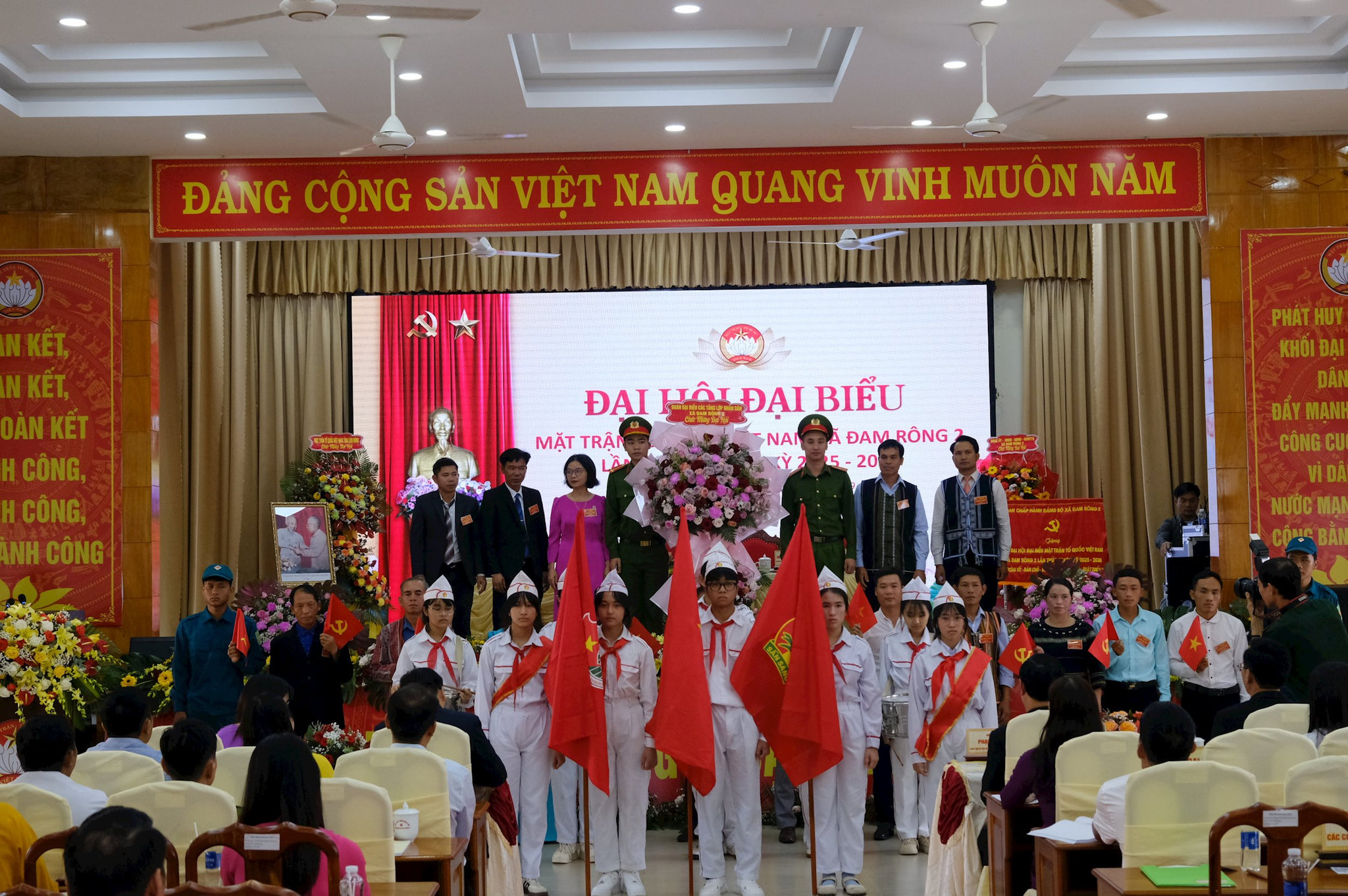 Đại biểu các tầng lp Nhân dân chúc mừng Đại hội