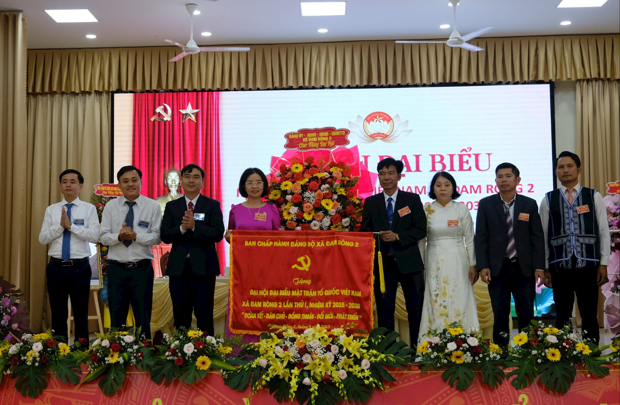 Đảng ủy xã Đam Rông 2 tặng bức trướng chúc mừng Đại hội