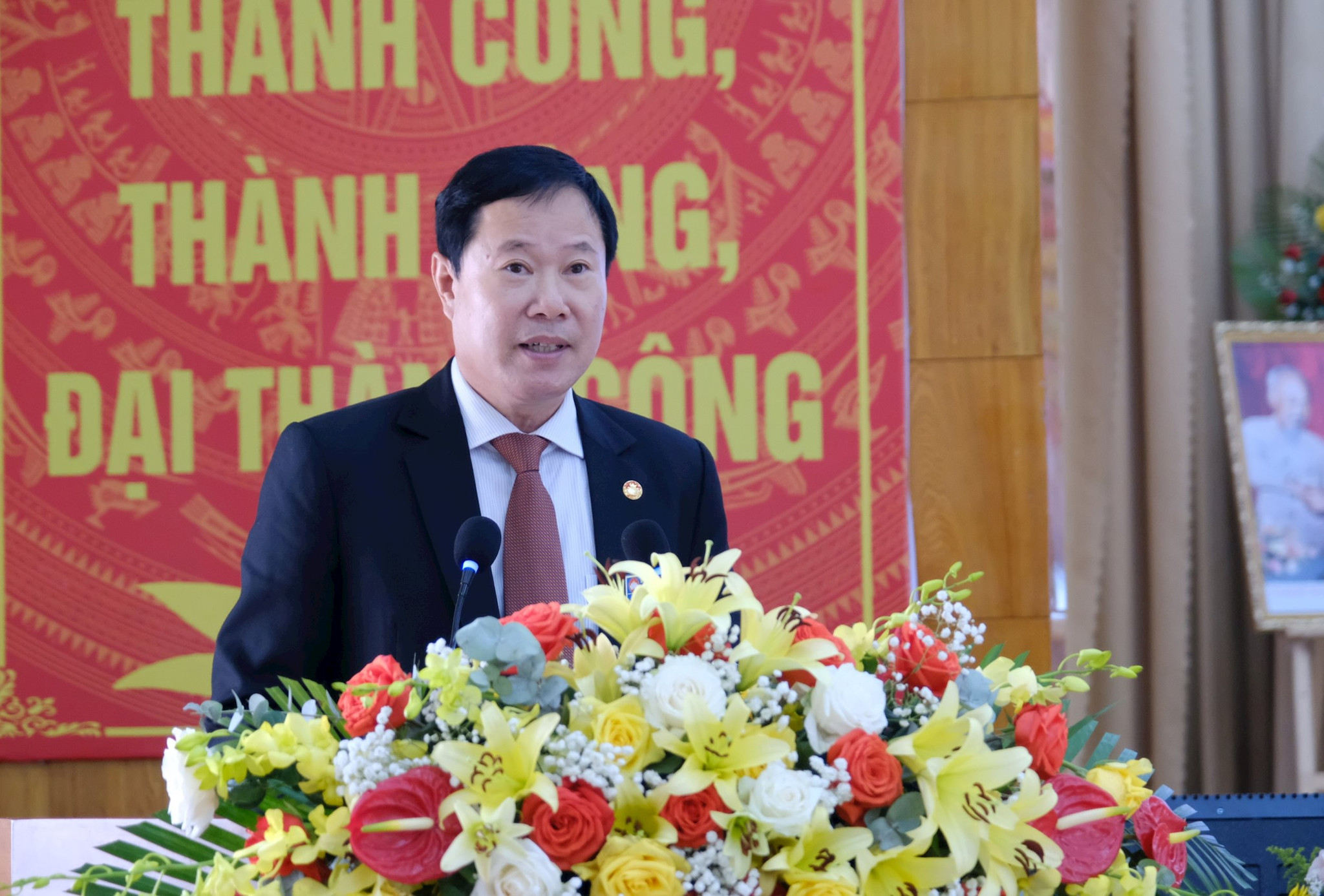 Đồng chí Phạm Triều, Phó Chủ tịch Ủy ban MTTQ Việt Nam tỉnh biểu dương những kết quả công tác Mặt trận và thành tích của cán bộ và Nhân dân xã Đam Rông 2