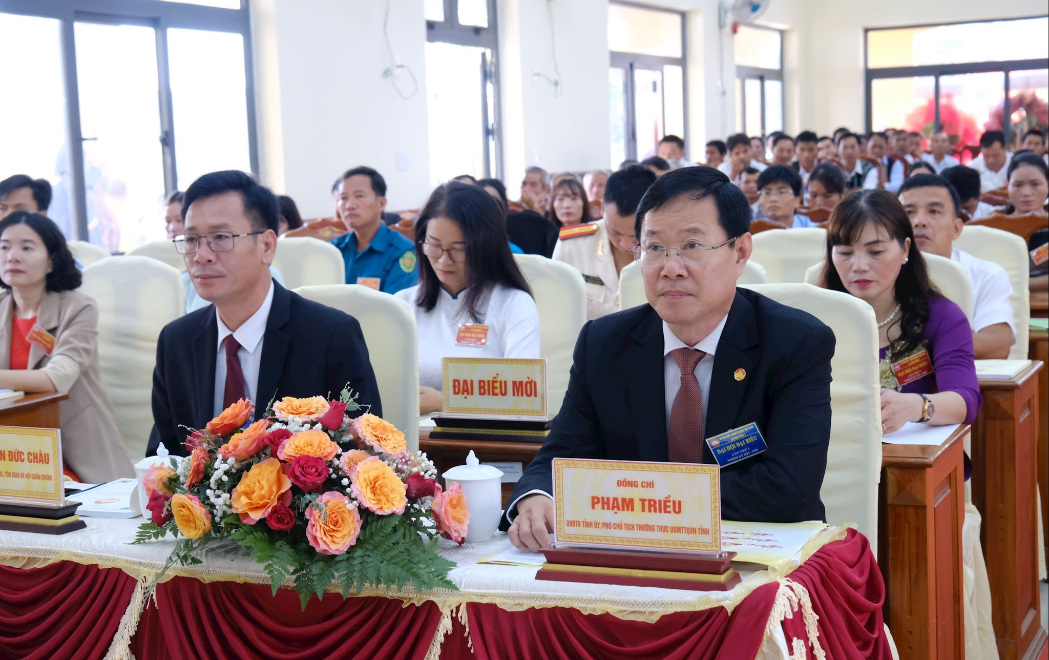 Đồng chí Phạm Triều, Phó Chủ tịch Ủy ban MTTQ Việt Nam tỉnh và lãnh đạo địa phương dự Đại hội