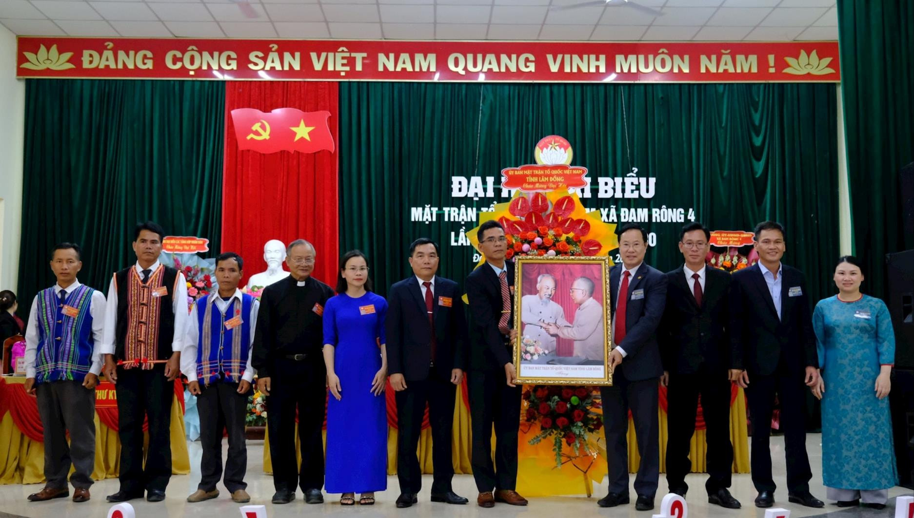 dong-chi-pham-trieu-tang-hoa-va-buc-anh-bac-ho-bac-ton-chuc-mung-dai-hoi(1).jpg