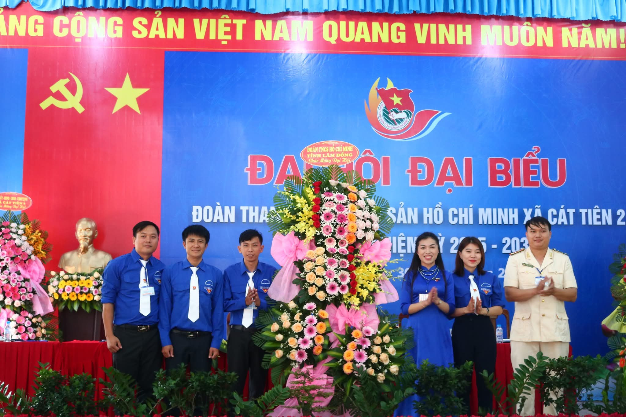 Tỉnh đoàn Lâm Đồng tặng hoa chúc mừng Đại hội