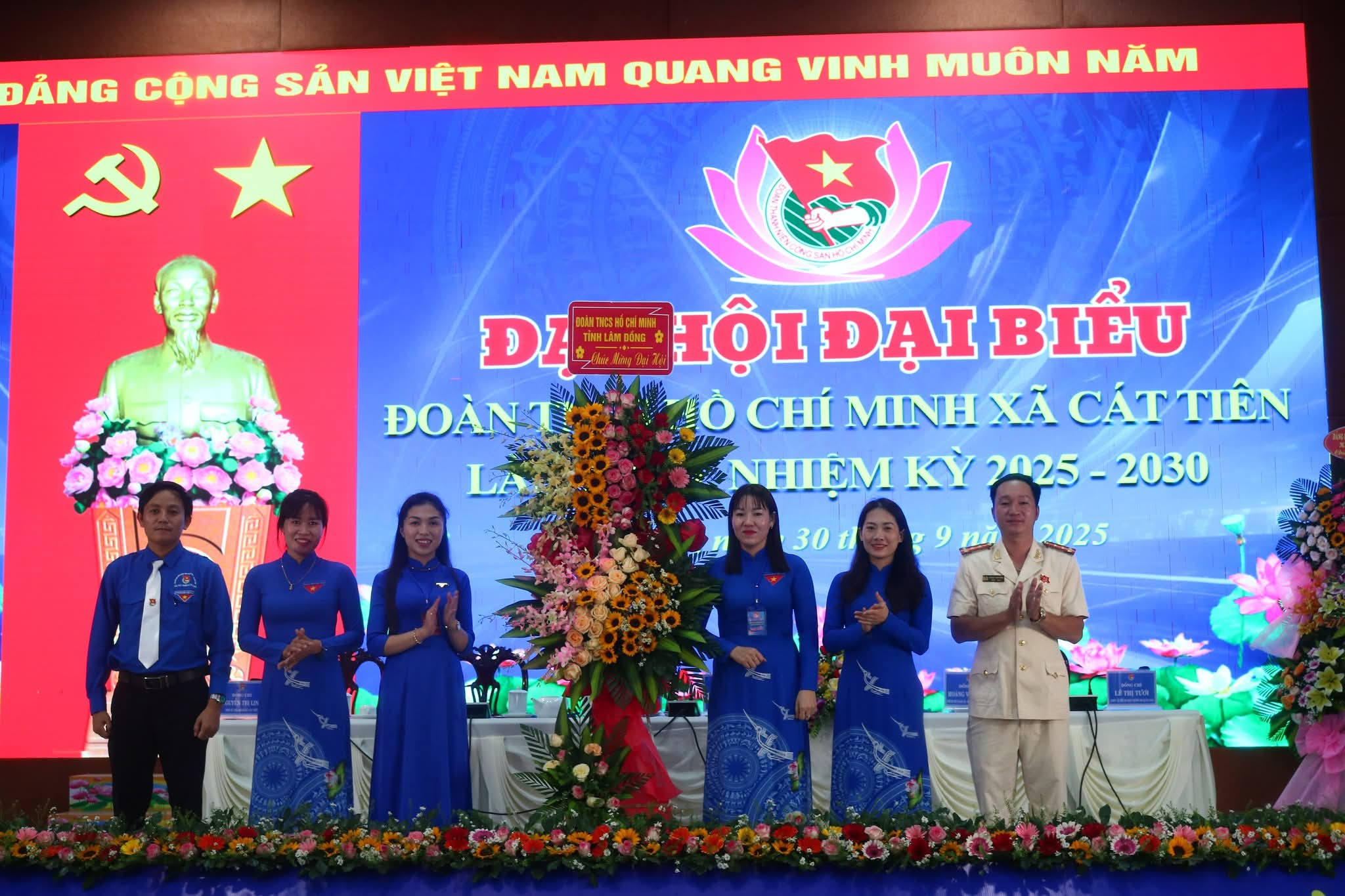 Tỉnh đoàn Lâm Đồng tặng hoa chúc mừng Đại hội